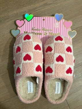 🌺 Mellow & Mod Heart Slippers ❤️